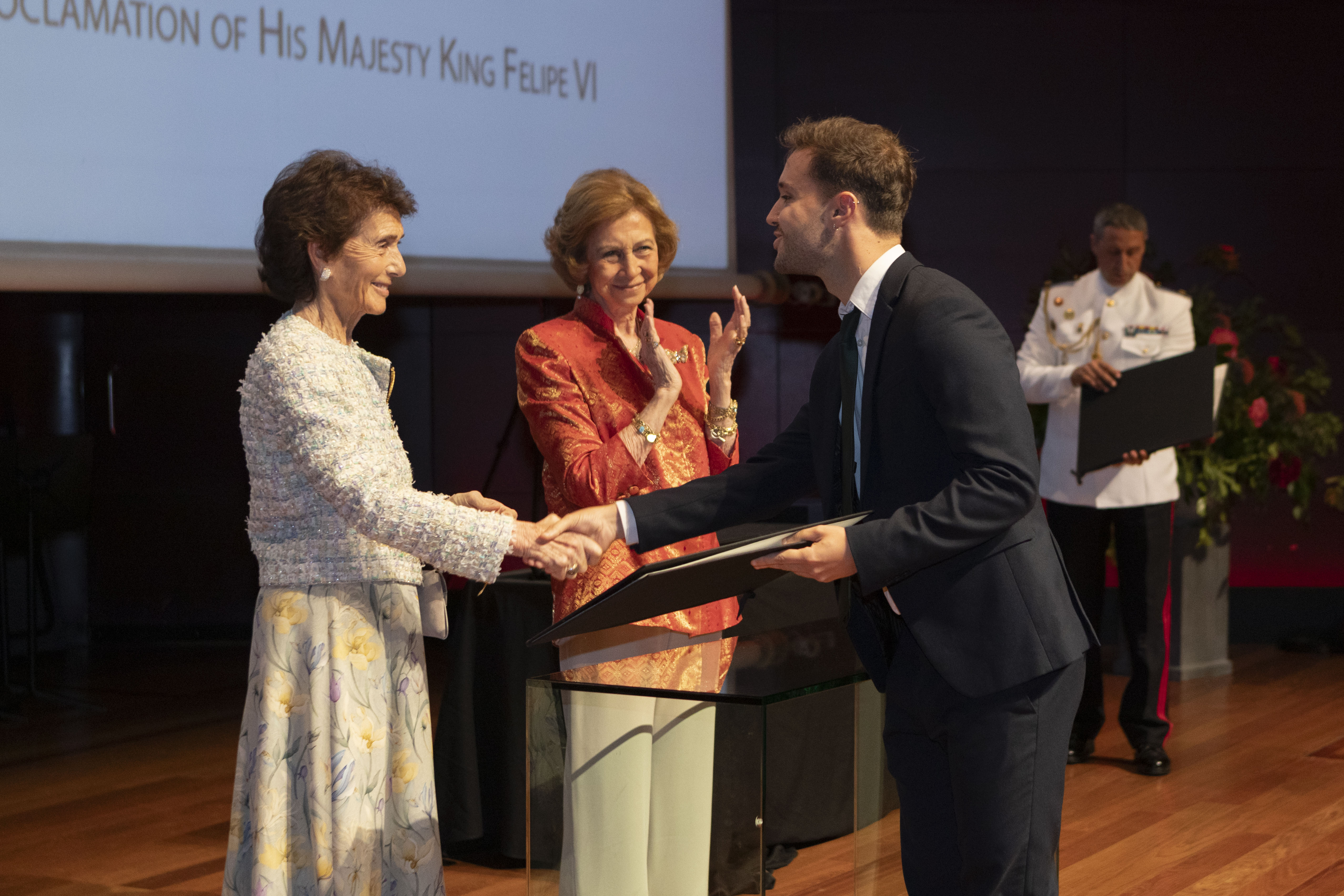 Fidel Fernández rep el diploma a l’Alumne Més Excel·lent de la Càtedra d’Oboè Fundació Damm