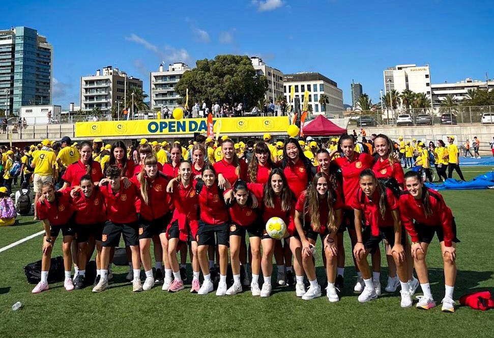 Les jugadores del CF Damm col·laboren amb l’Open Day de la Fundació Cruyff