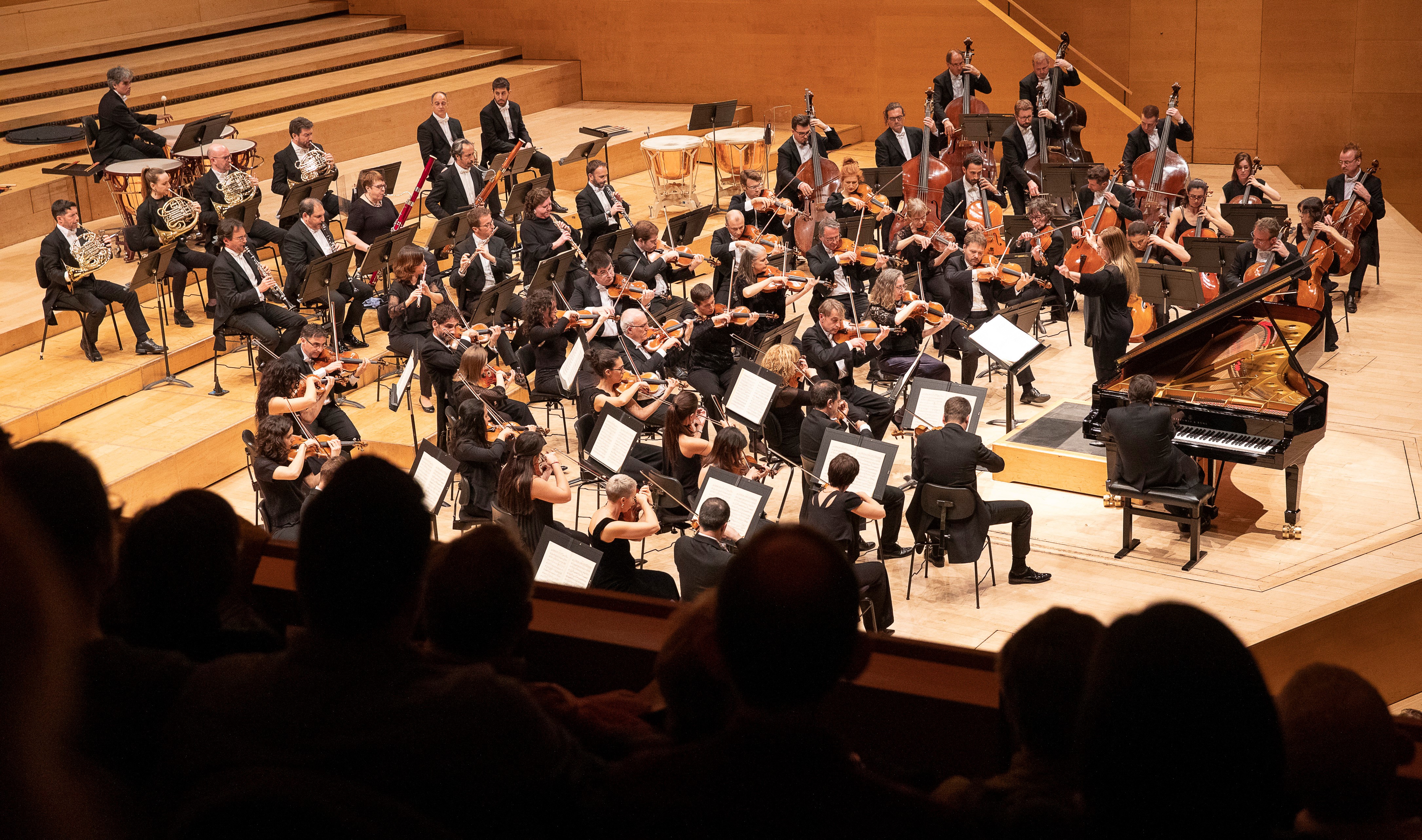 Col·laboradors i col·laboradores de Damm gaudeixen d’un concert simfònic a L’Auditori